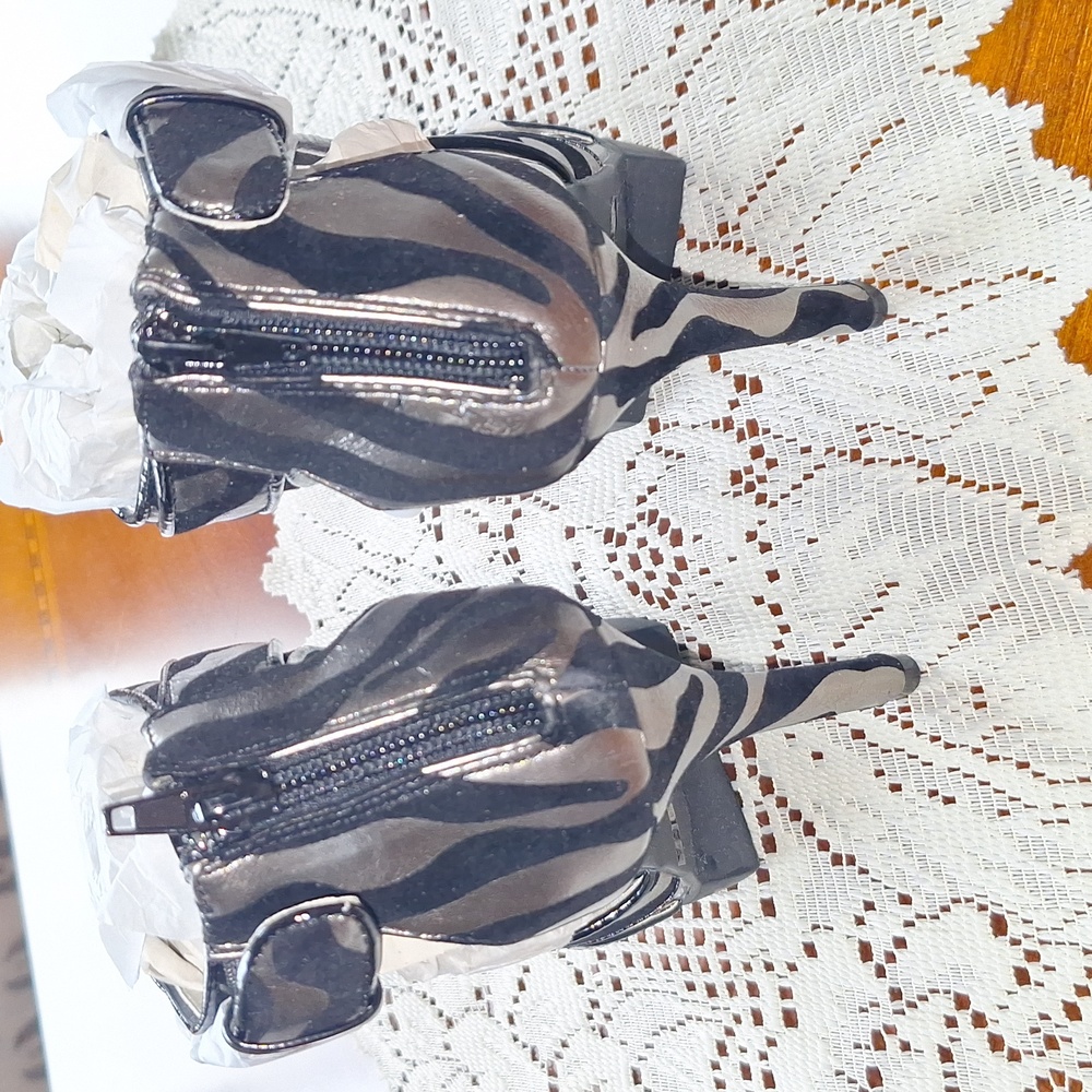 NiB Circle Zebra Print Black & Silver Open Toe Heels Size 6.5 - Picture 8 of 8